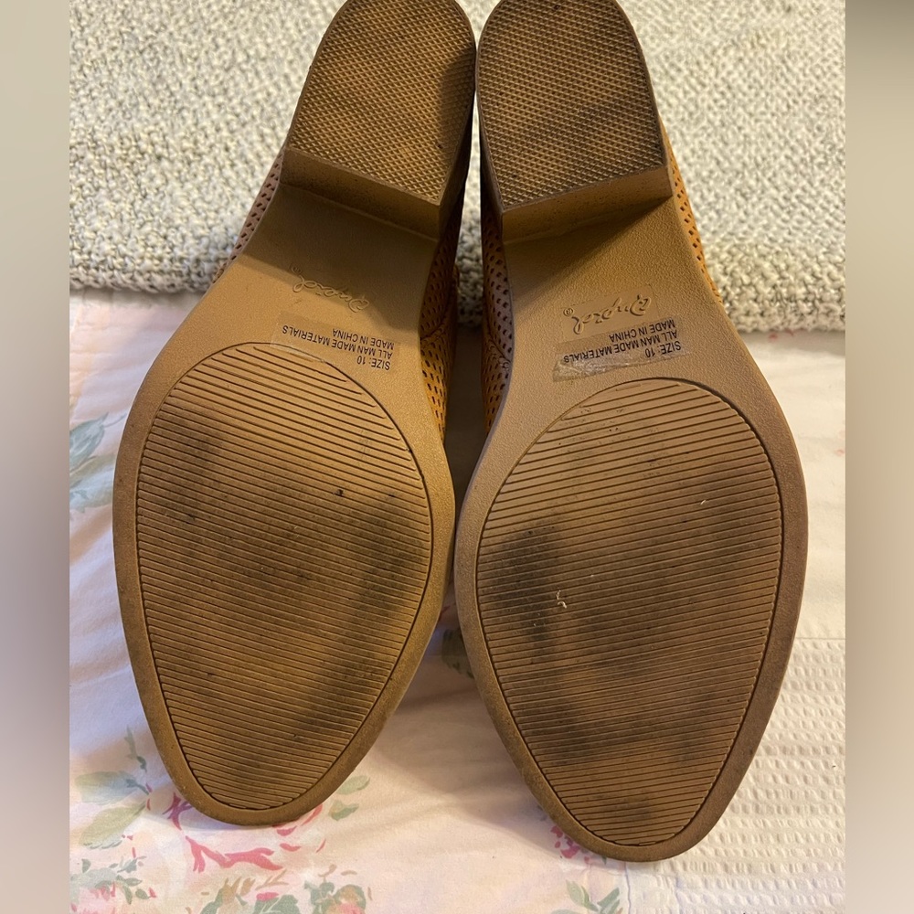 QUPID Tobin Short Booties Women’s Size 10 Tan Distress Nubuck Brown like new! - Picture 7 of 10